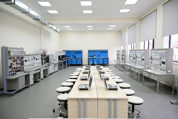 la sala confirma la penalidad impuesta a la empresa adjudicataria del suministro de material didáctico: la finalización del plazo de ejecución no impide su imposición cuando subsisten incumplimientos no subsanados y obligaciones de garantía