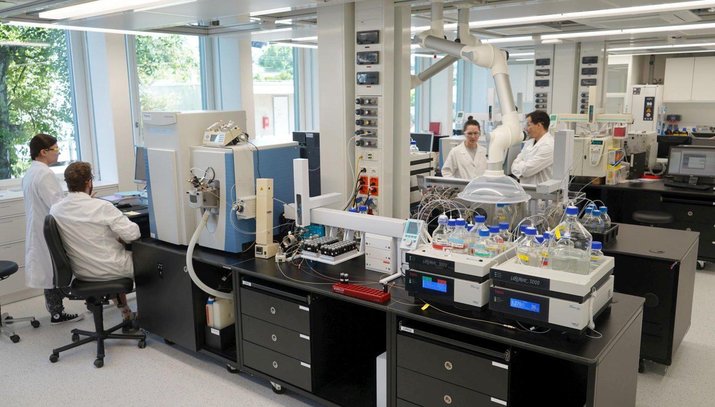 La discrecionalidad técnica cede ante el error acreditado pericialmente: el TSJCV anula la adjudicación de dos lotes de un suministro de equipos de laboratorio