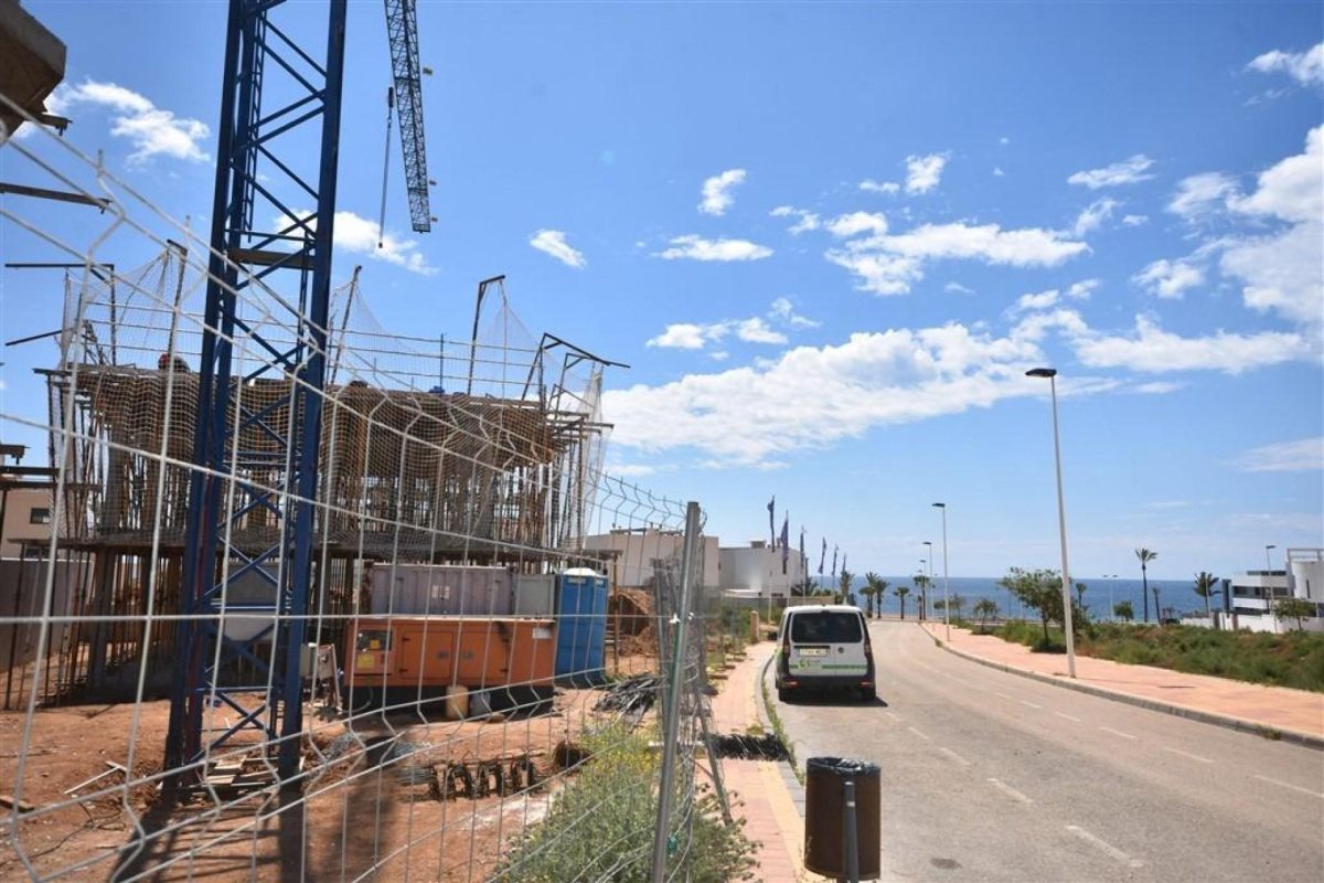 La invasión de la zona de dominio público viario por una obra de nueva construcción sin autorización justifica la restauración de la legalidad y la sanción