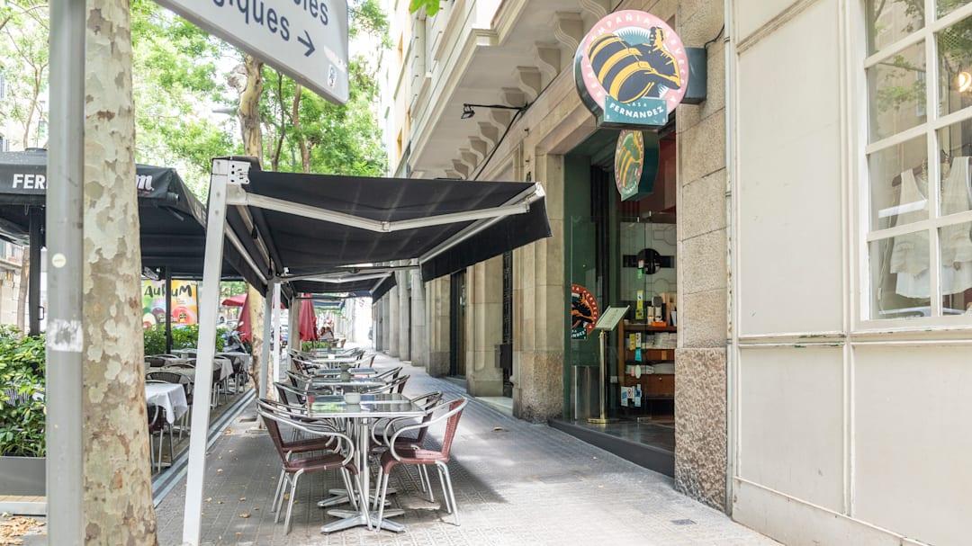 La licencia para instalar un toldo temporal no ampara el cerramiento permanente de una terraza de bar sobre la vía pública