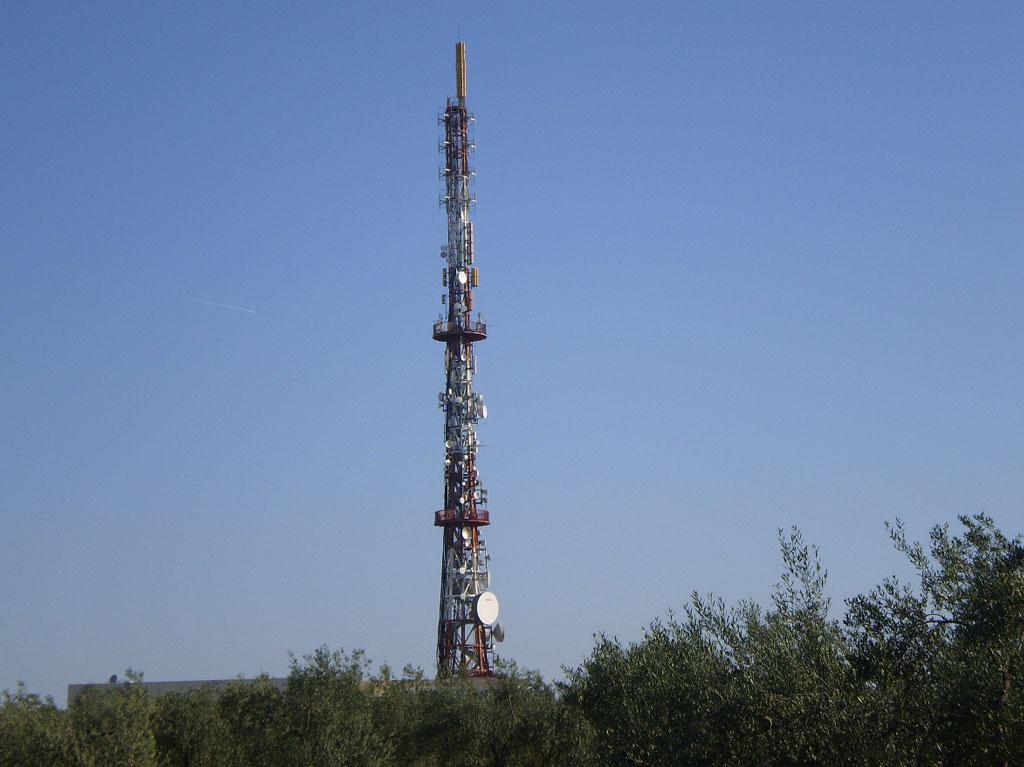 La nulidad sobrevenida de la renuncia a un concurso de licencias radiofónicas determina la nulidad de la convocatoria posterior sobre las mismas licencias